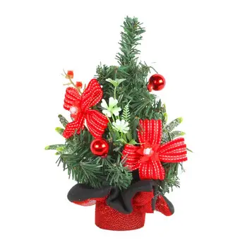 Изысканный дизайн с использованием рождественских шаров, искусственных цветов, бантов и других украшений