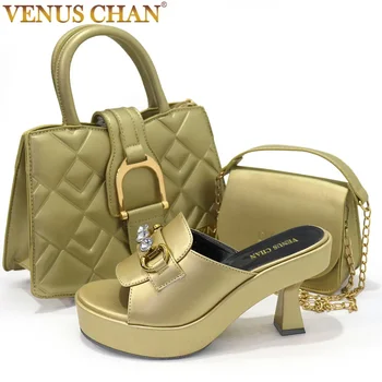 Высококачественная женская обувь на платформе и высоком каблуке с металлическим украшением, туфли-лодочки золотистого цвета с открытым носком и сумочки в тон для дам